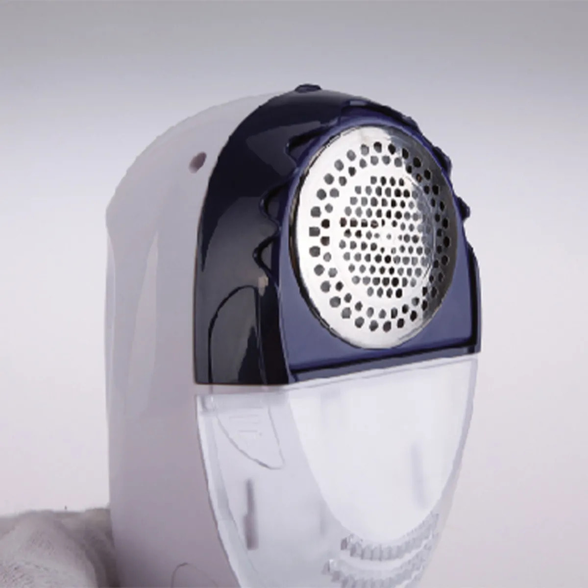 Quitapelusas eléctrico JATA QP620 con cuchillas de acero inoxidable. Funciona a red o pilas