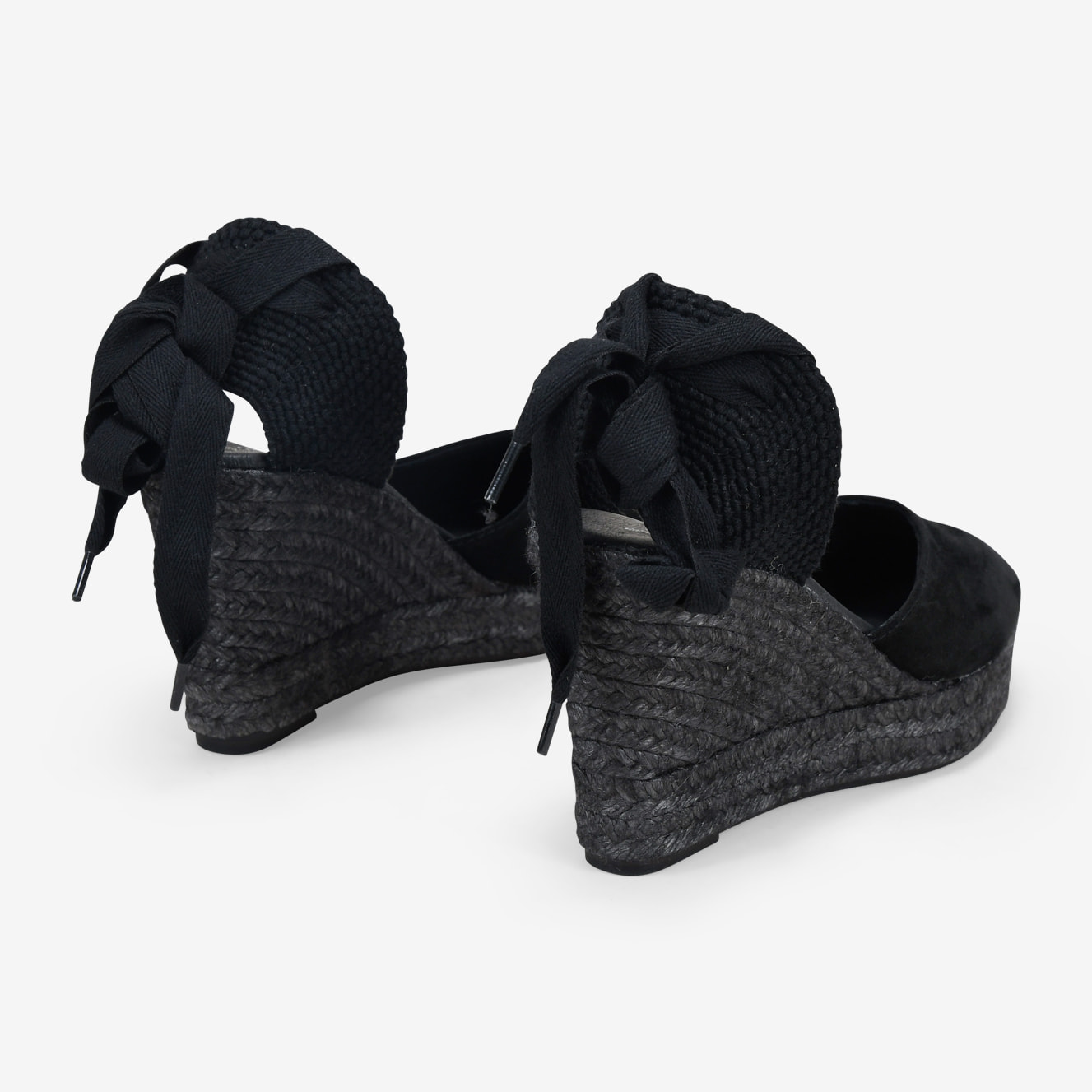 Alpargatas de piel con cuña negras y lazos para atar