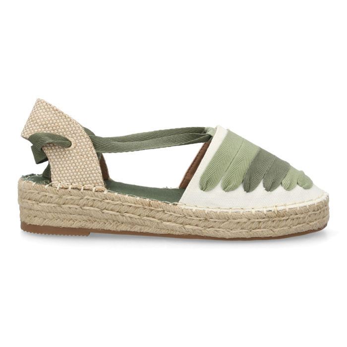 Sandalia de plataforma con cintas.