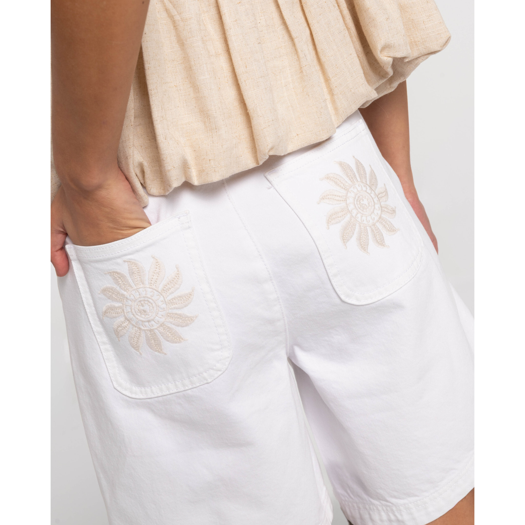 Shorts de mujer con pernera ancha y detalles bordados