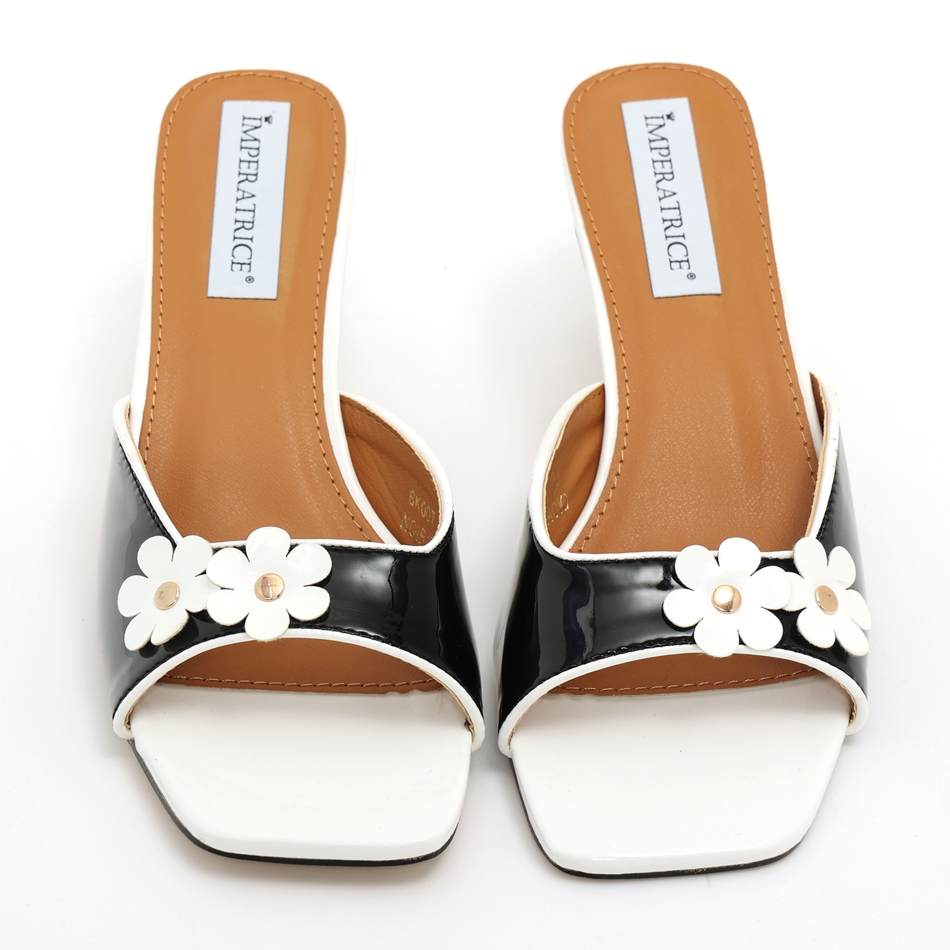 Sandali in simil pelle verniciata con tacco basso a spillo