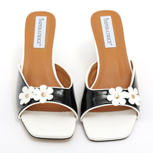 Sandali in simil pelle verniciata con tacco basso a spillo