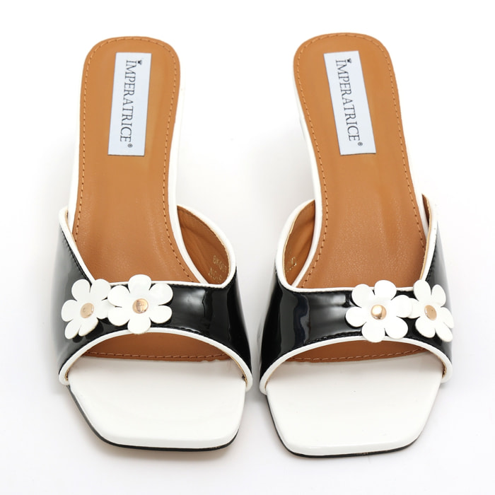 Sandali in simil pelle verniciata con tacco basso a spillo