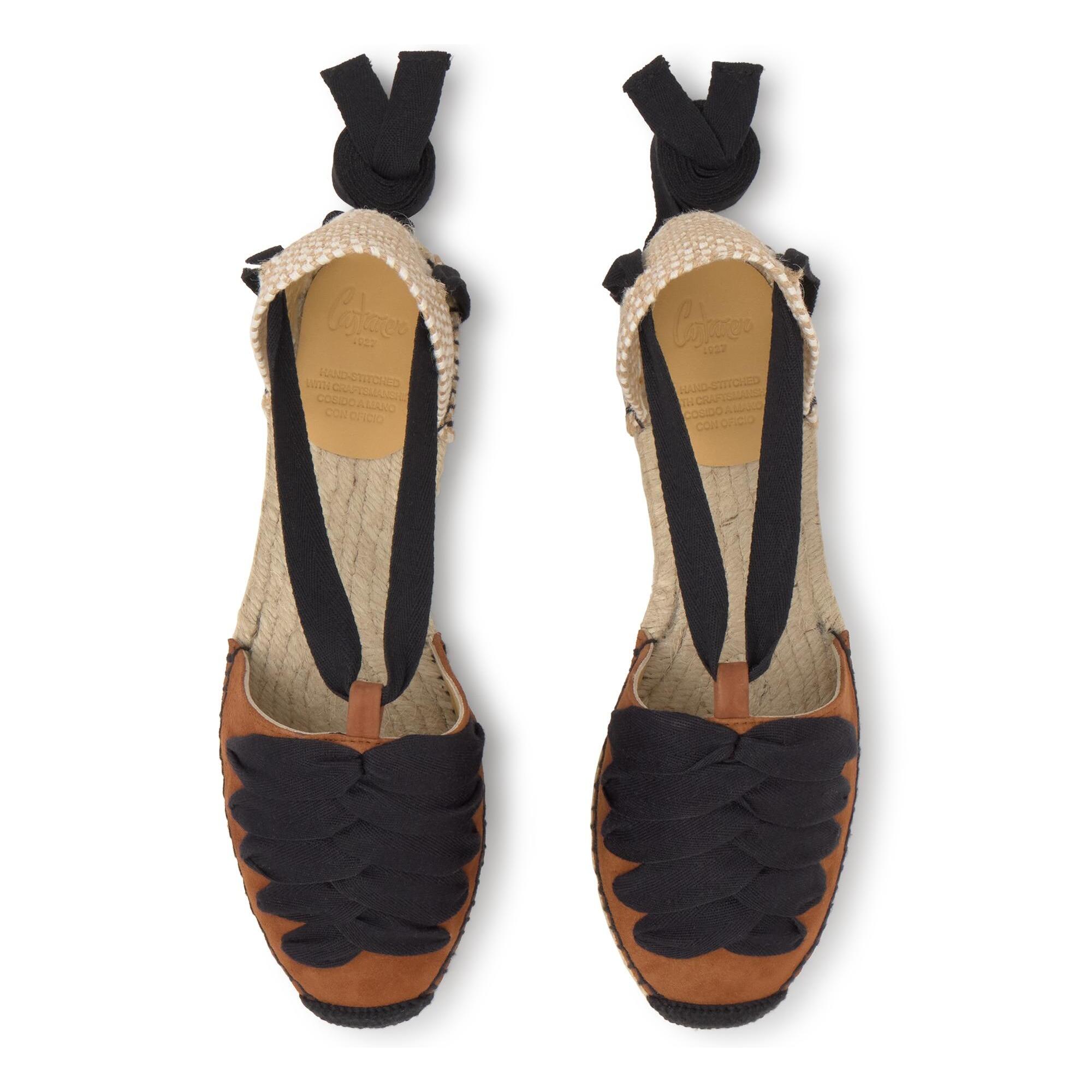 Alpargata plana embetada Kiva en ante con cintas y pespunte a contraste