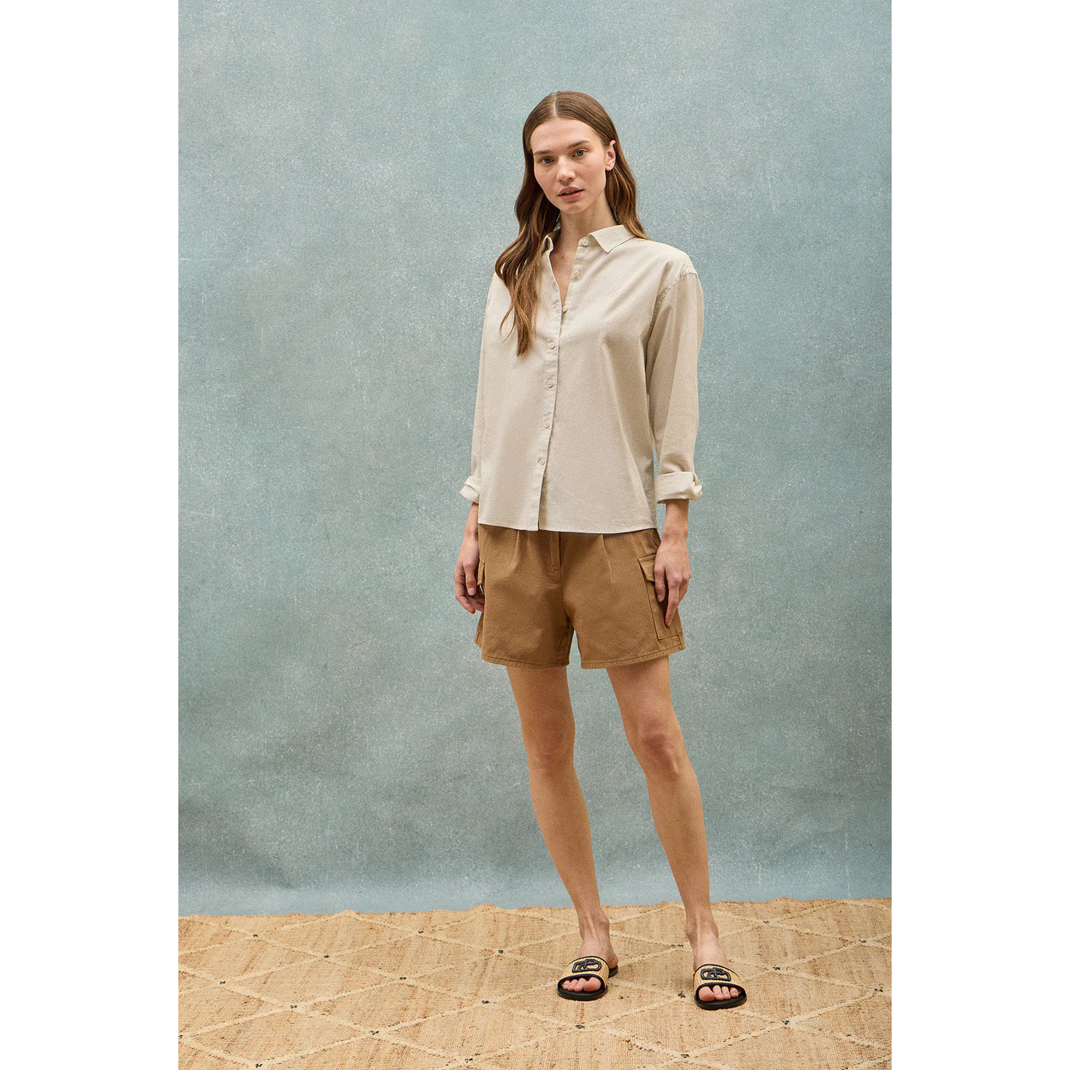 Camisa beige loose fit de lino y algodón con monograma bordado
