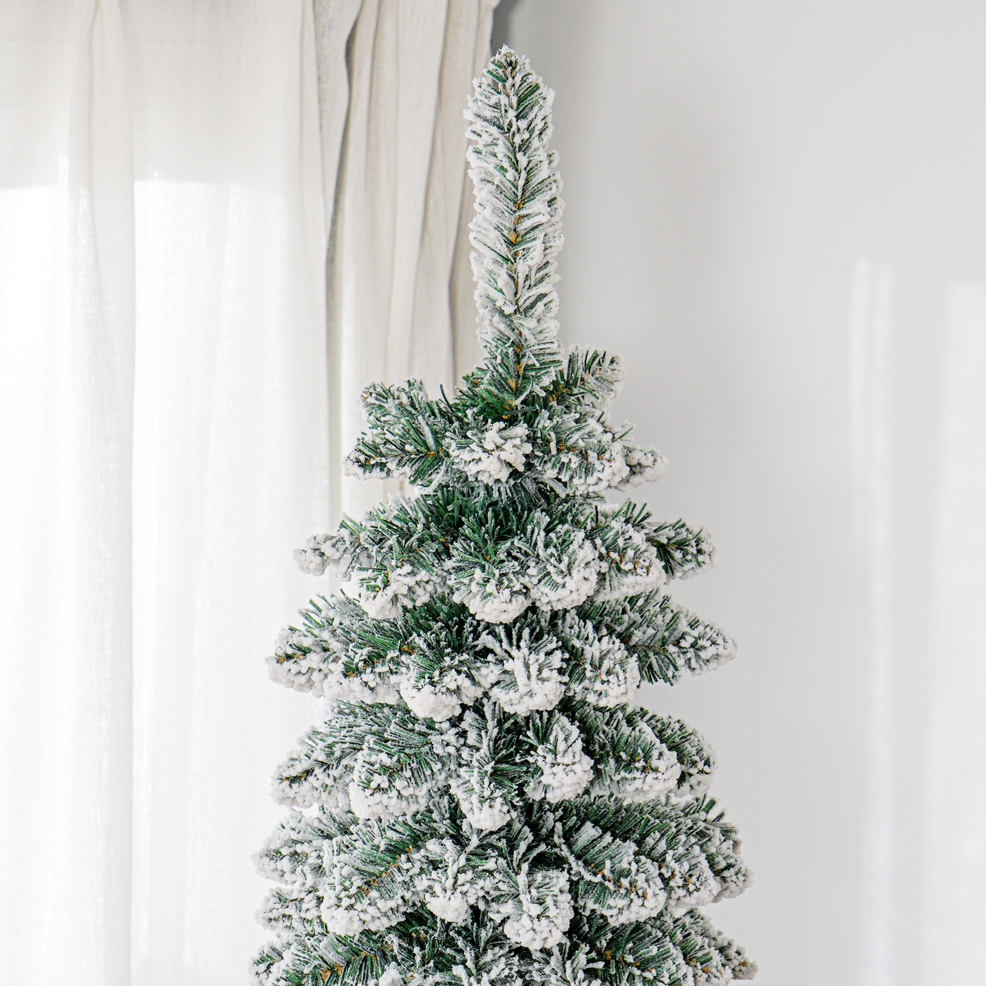 Árbol de Navidad Estrecho 240 cm, Árbol de Navidad Artificial Nevado con 603 Ramas y Soporte de Metal Plegable, Decoración Navideña para Salón, Interior, Verde