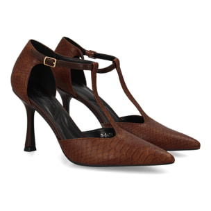 Zapato de salón con tacón alto y punta afilada