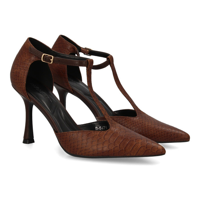 Zapato de salón con tacón alto y punta afilada