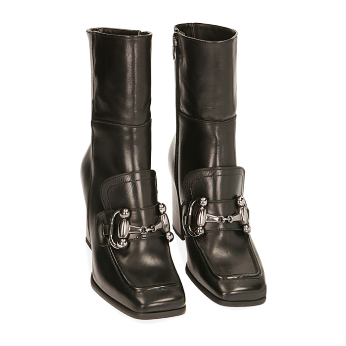 Botines de piel negra con estribo, tacón 9 cm