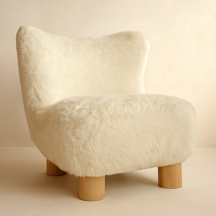 Fauteuil effet fourrure beige et structure en bois  ARTIC