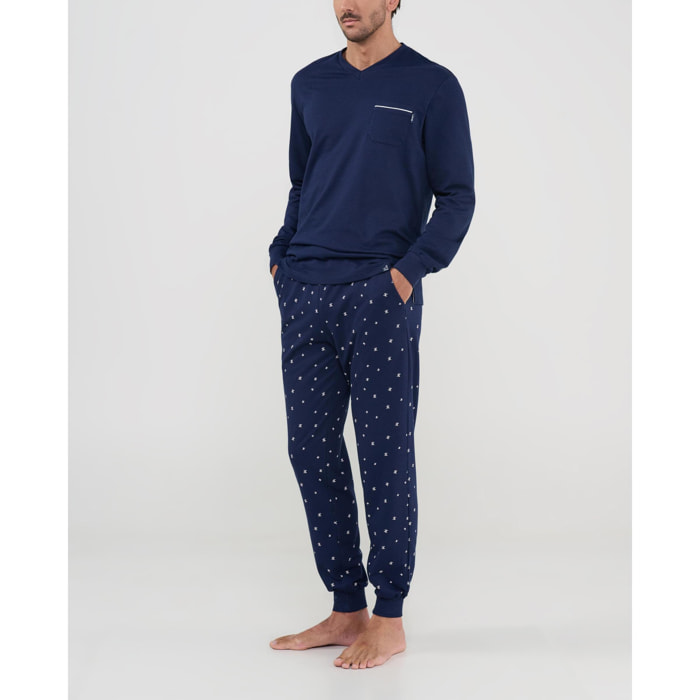 Pijama hombre, chaqueta con tejido liso, cuello pico, detalle de bolsillo y pantalón largo estampado con bolsillos