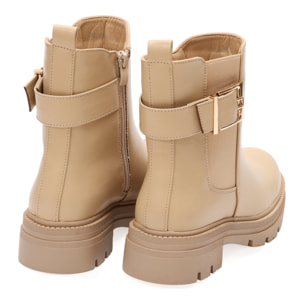 Stivaletto in simil pelle con elastico laterale e fibbia dorata