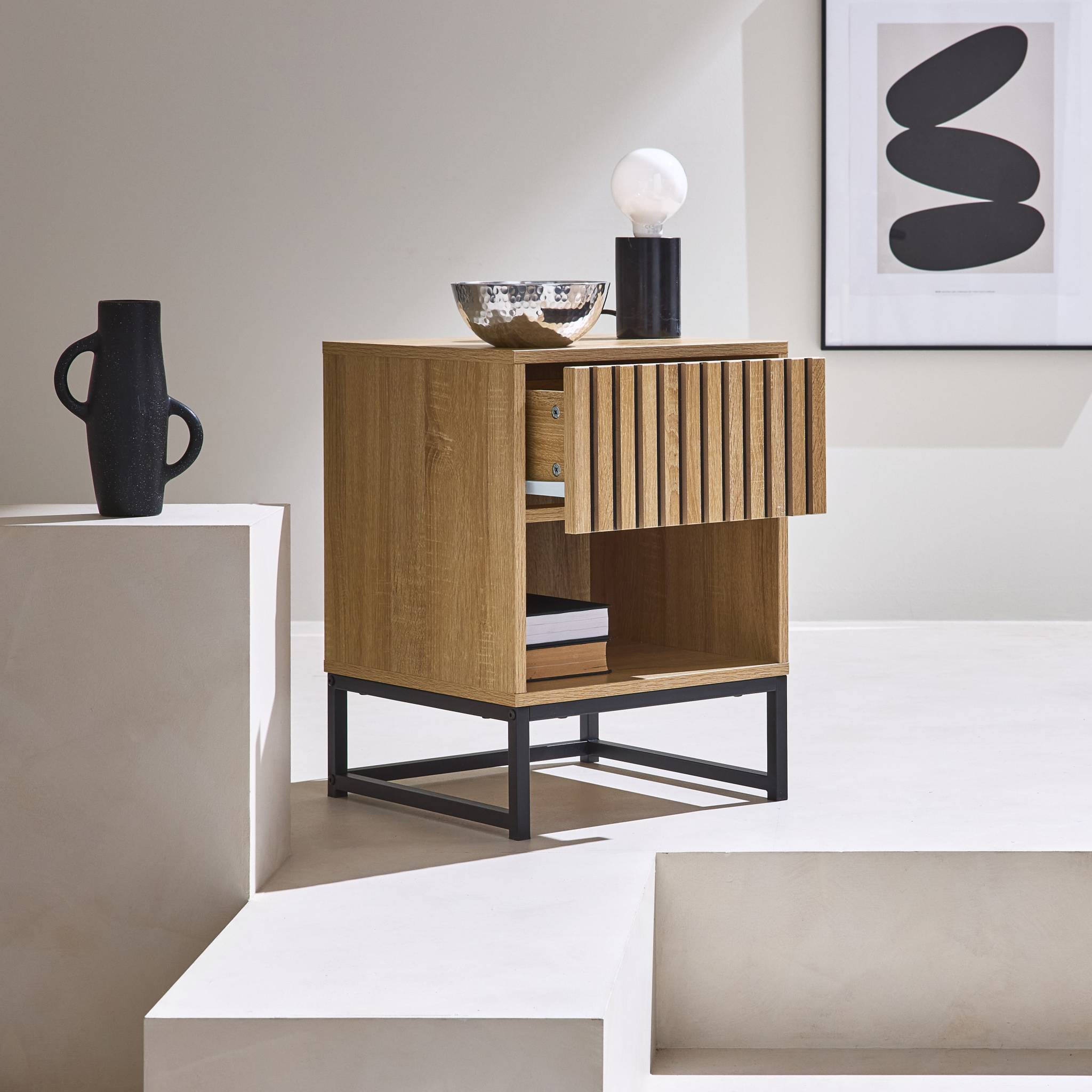 Table de chevet style contemporain avec 1 tiroir effet bois rainuré (système d'ouverture par pression) et 1 niche. piètement en métal noir