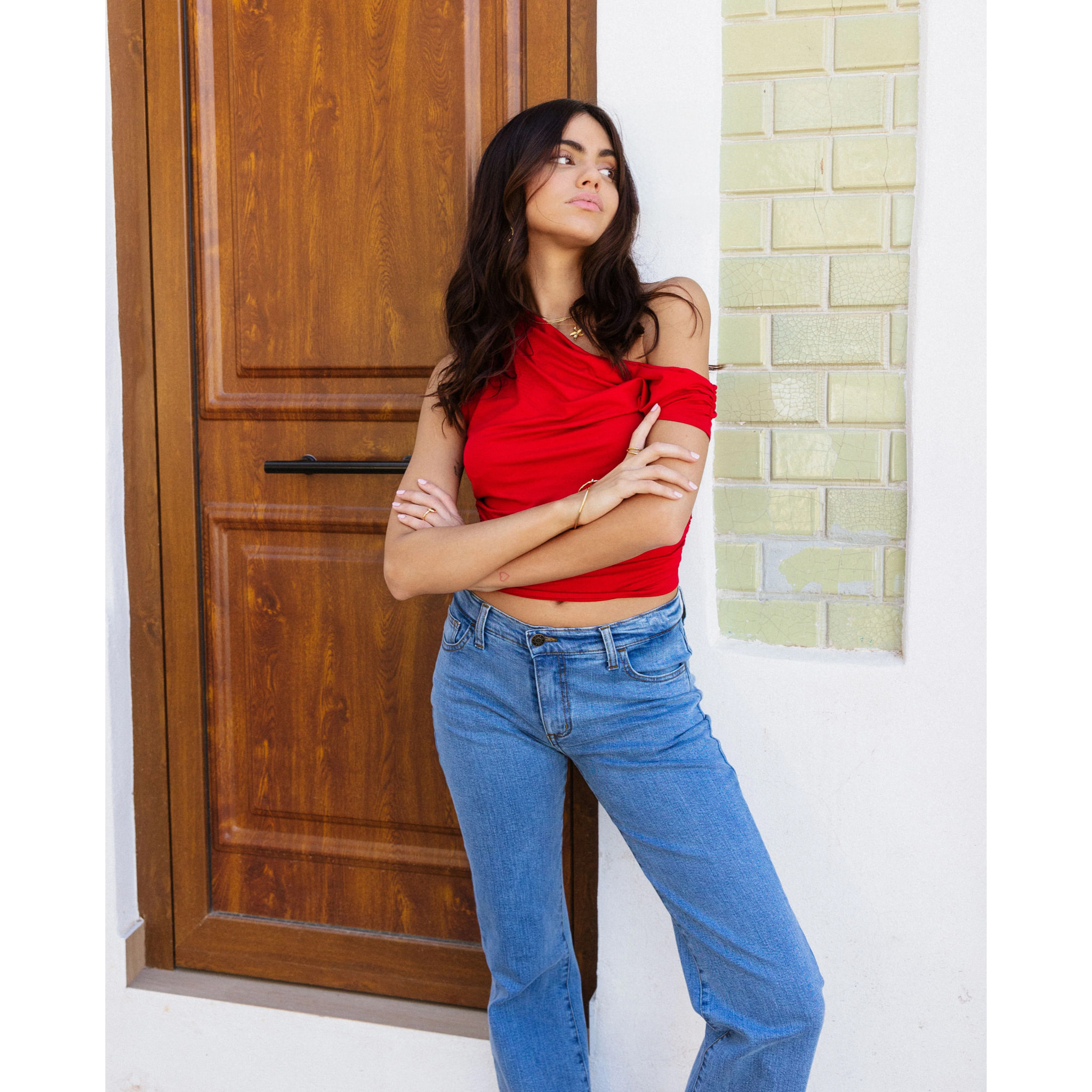 Camiseta de mujer cropped asimétrica