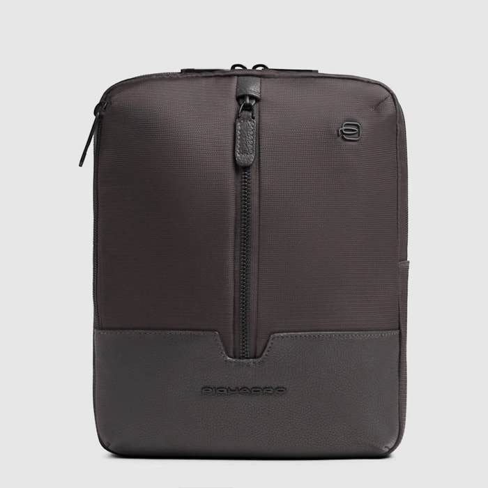 Piquadro Borsello porta iPad® in tessuto riciclato e pelle con protezione RFID