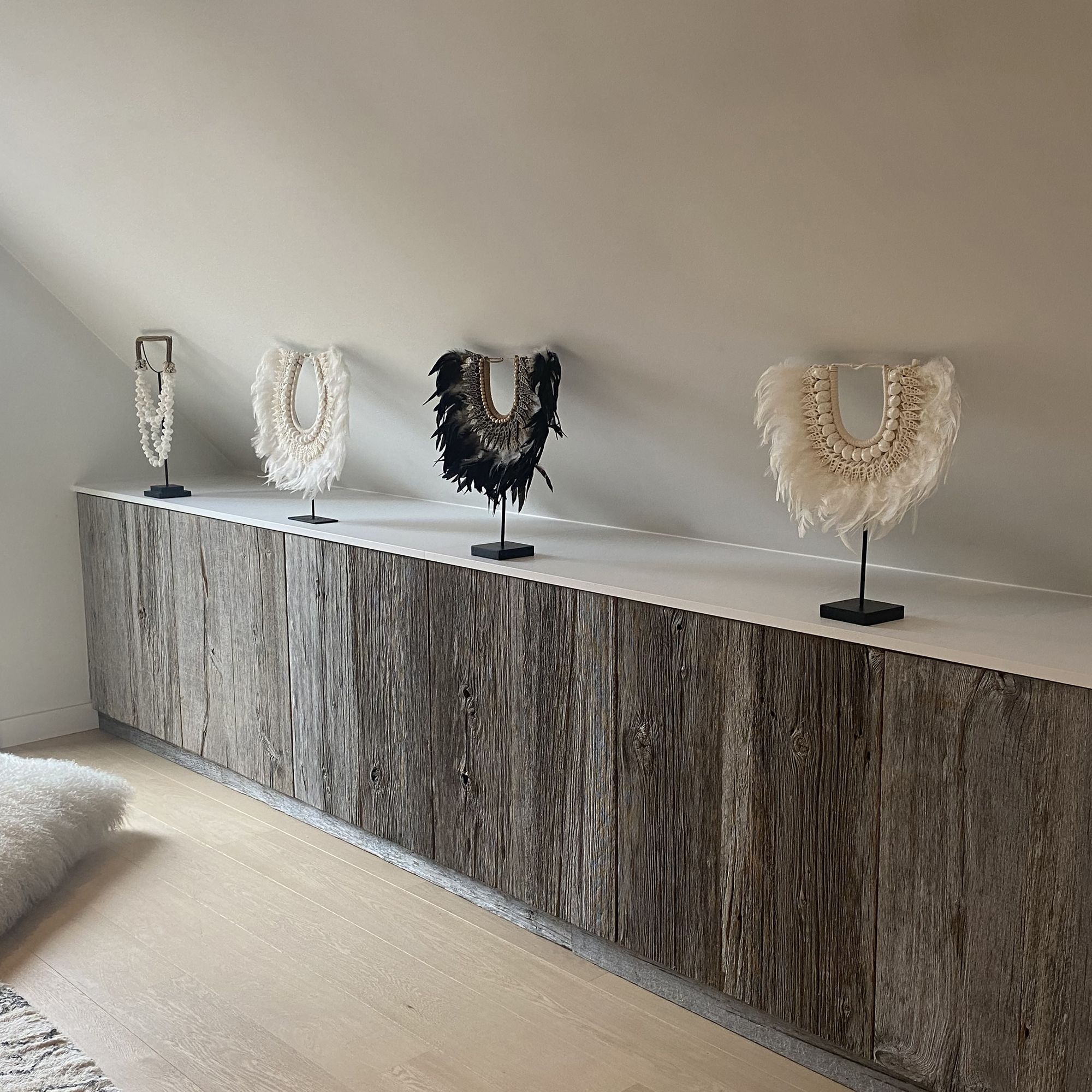 Collier en plumes et coquillages noirs PAPUA