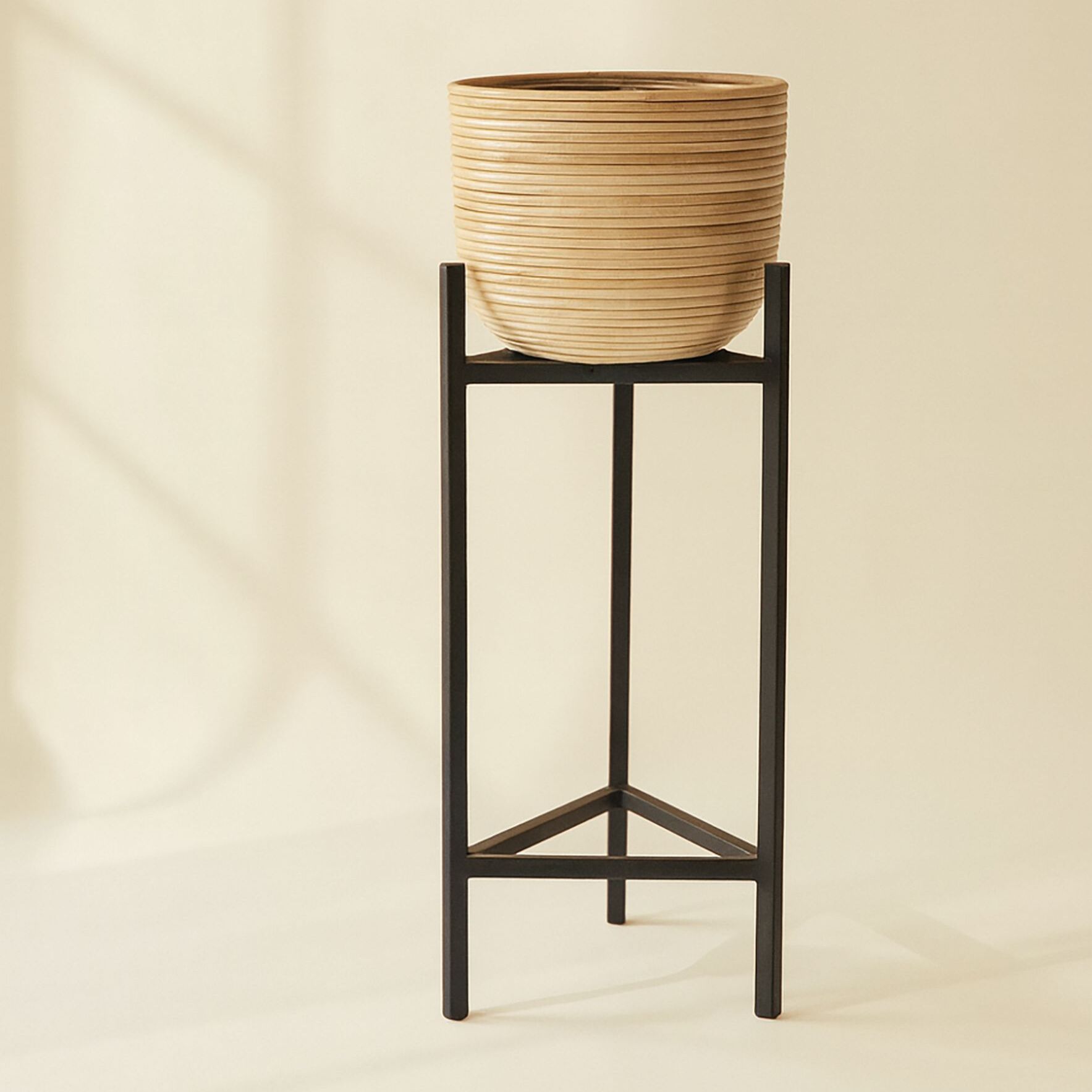 Cache-pot en rotin pieds en métal noir 30cm- h66-78cm LIMA