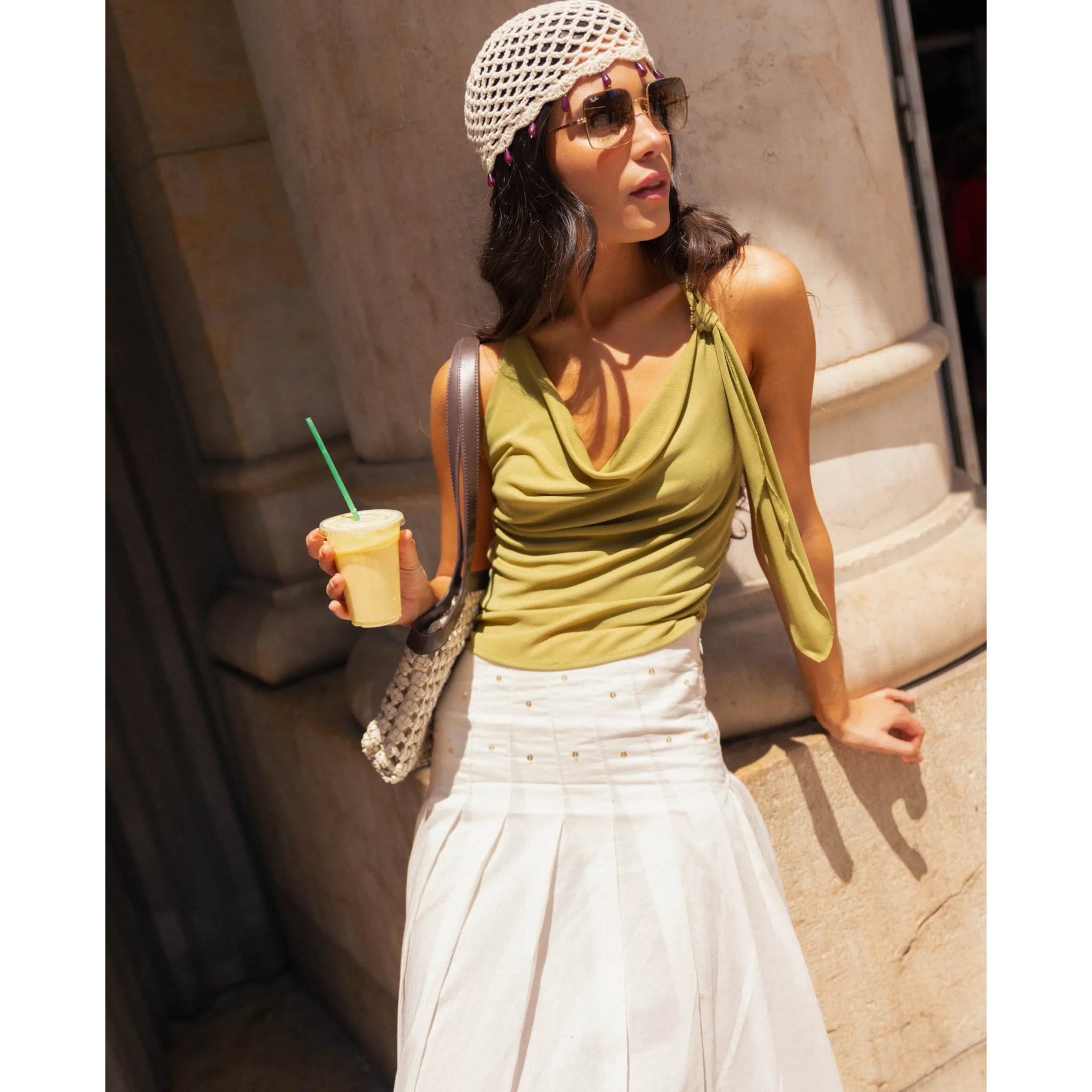 Top de mujer con escote drapeado y lazada