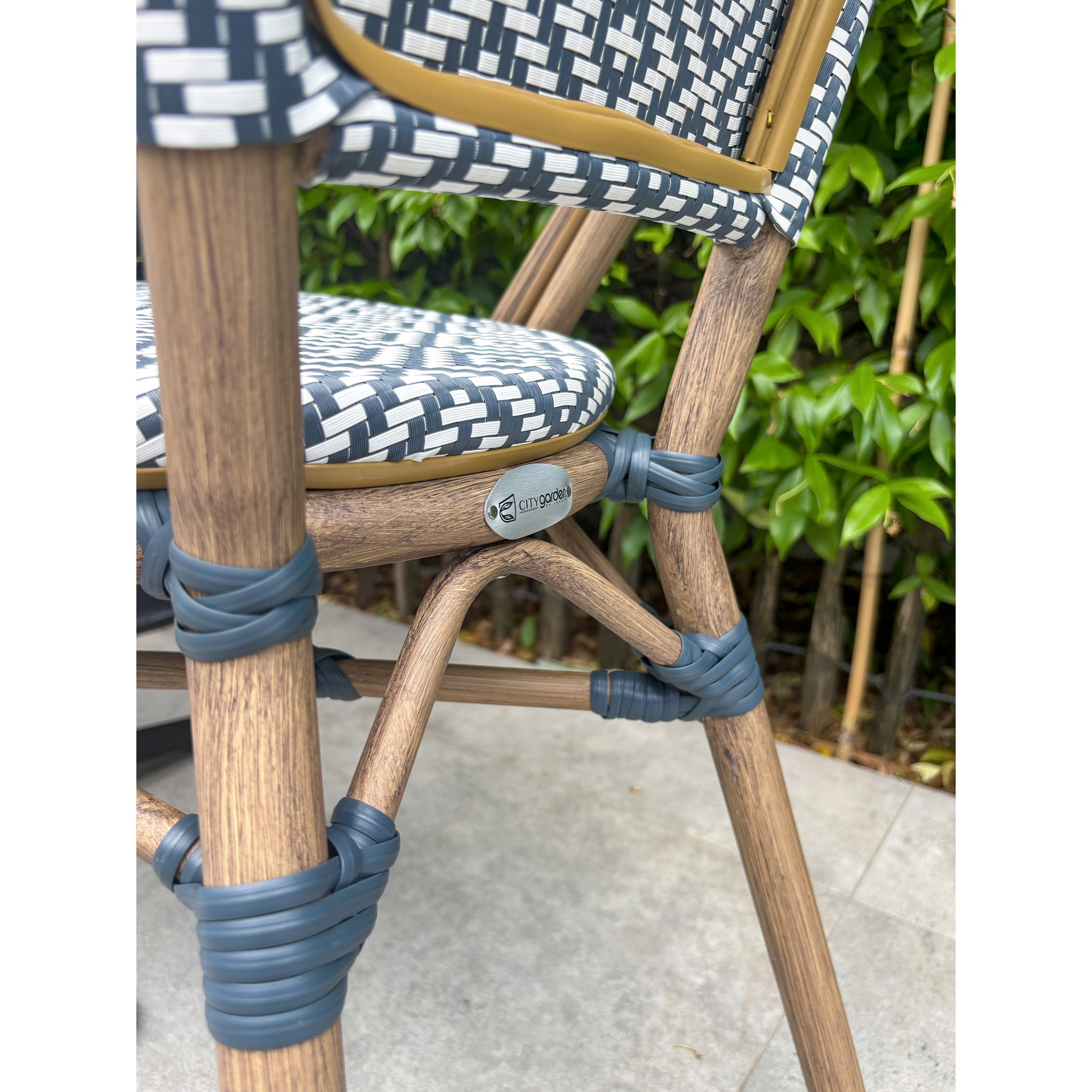 BISTRO - Ensemble repas de jardin 2 places en acier et plateau en HPL - bleu