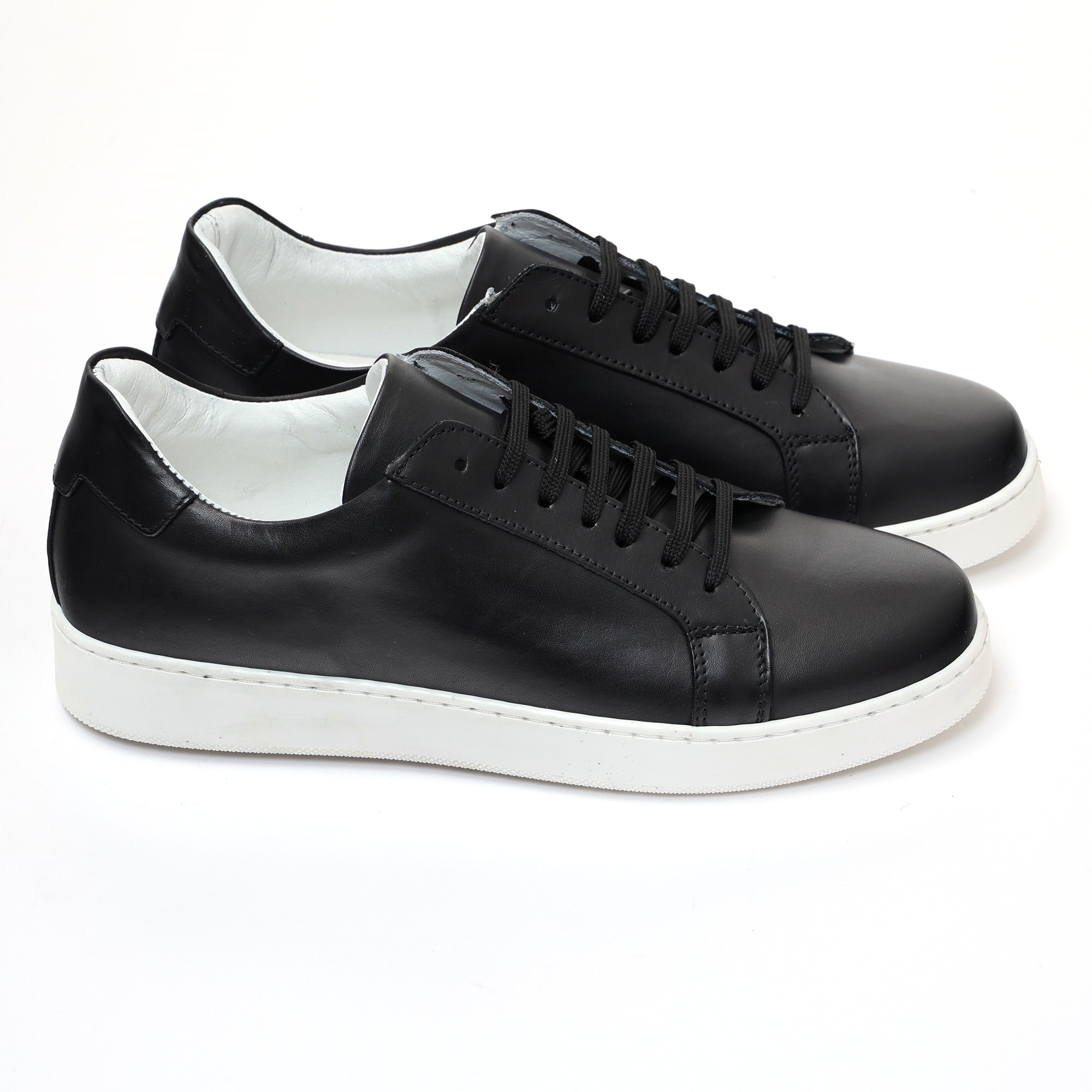 Sneakers stringate in pelle di vitello Nero