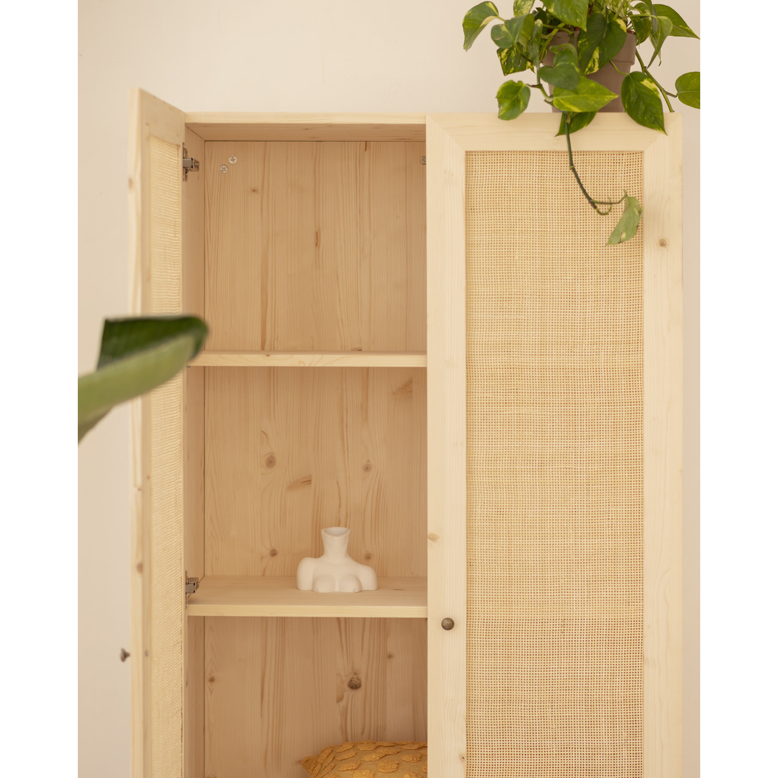 Armoire en bois de sapin et tressage de rotin 180x80cm Hauteur: 180 Longueur: 80 Largeur: 40