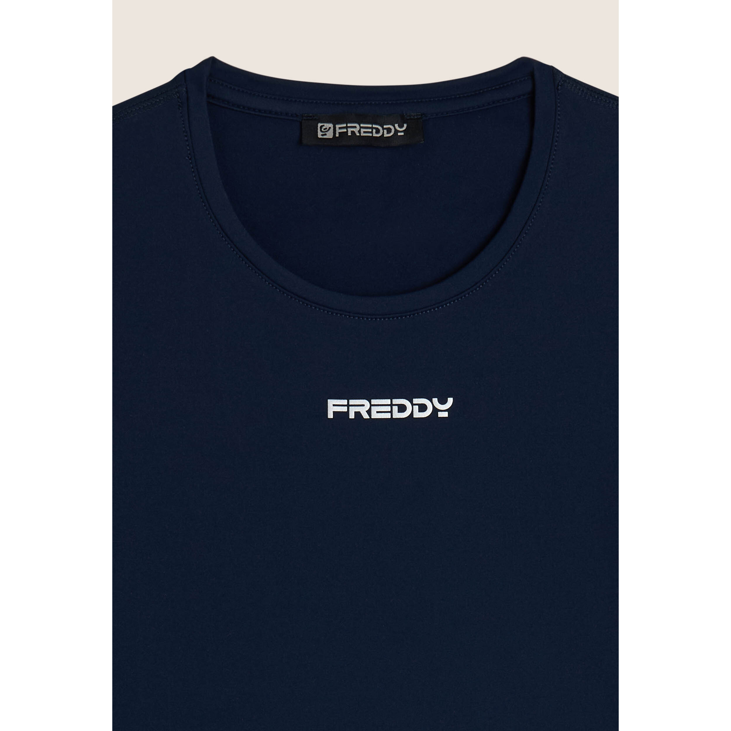 T-shirt slim fit in D.I.W.O.® traspirante con logo