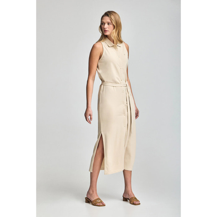Vestito beige smanicato e abbottonato con monogramma ricamato