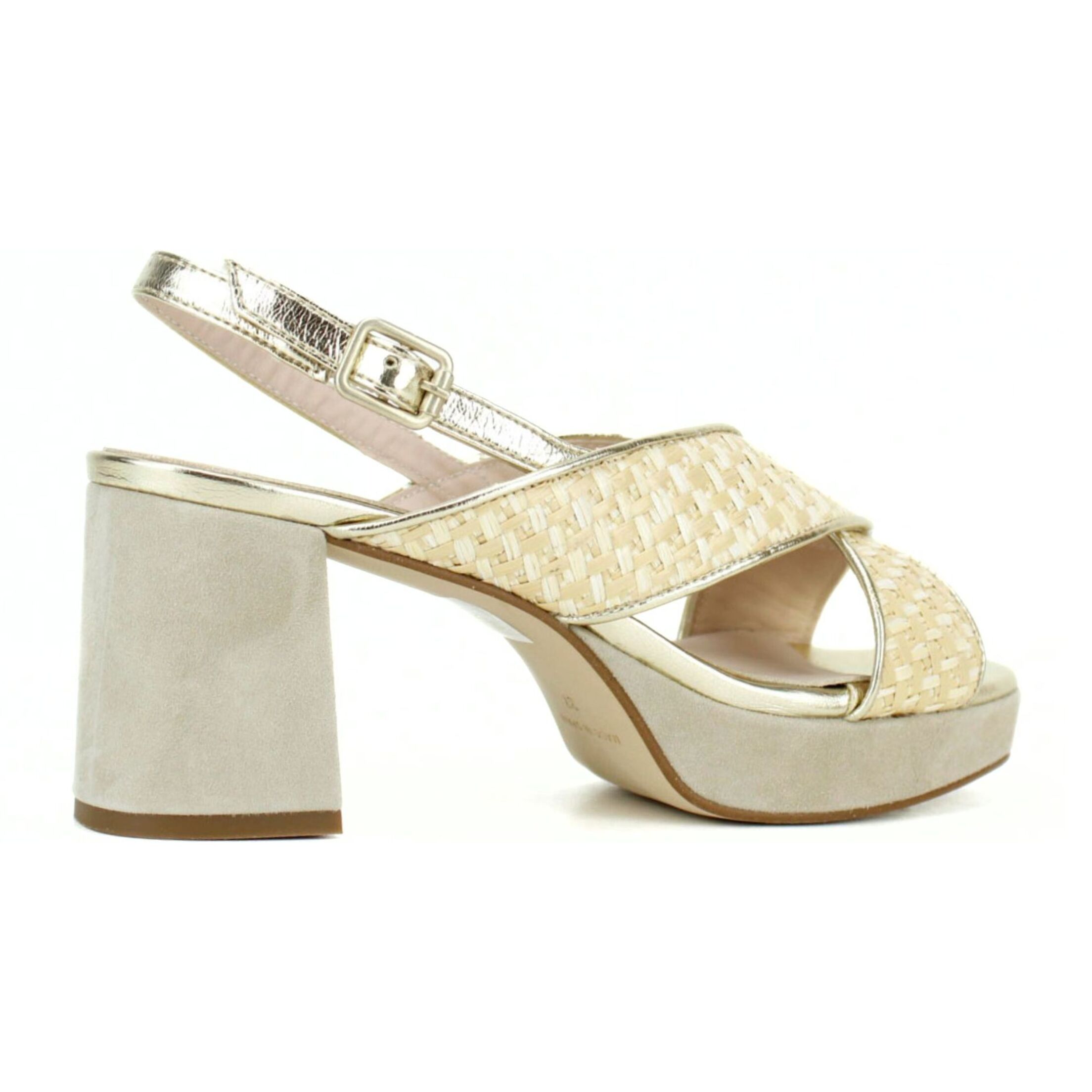Sandalia plataforma beige. Tacón 6,5 cm