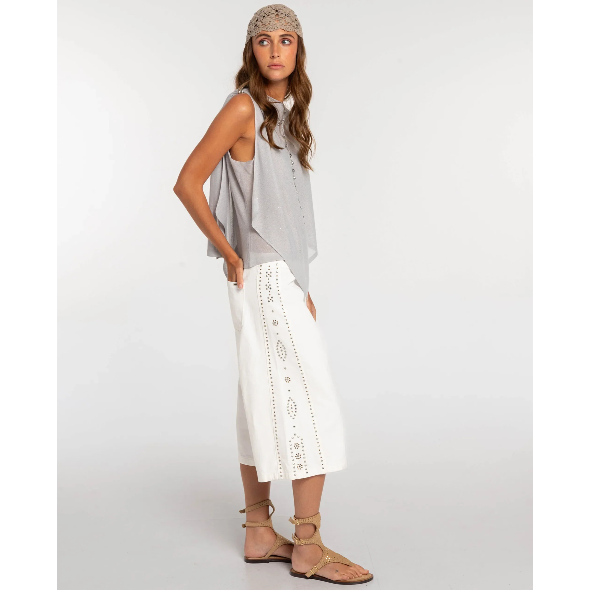 Pantalón vaquero tipo bermuda vaquera con tachuelas y apliques
