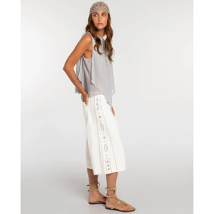 Pantalón vaquero tipo bermuda vaquera con tachuelas y apliques