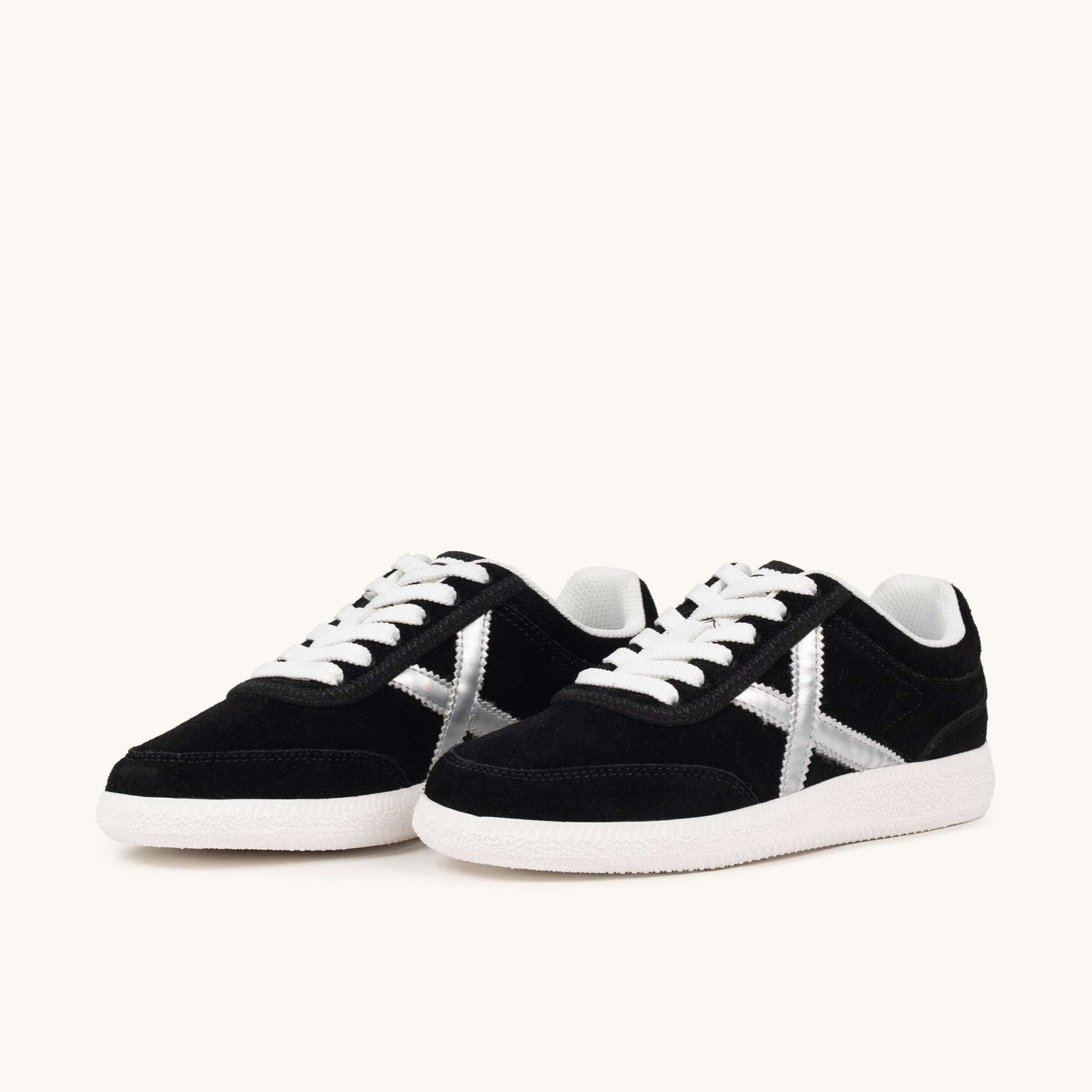 Zapatilla de Ante en Color Negro con Detalles Plateados MUNICH RUMBA WMN 24