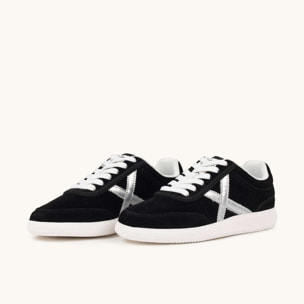 Zapatilla de Ante en Color Negro con Detalles Plateados MUNICH RUMBA WMN 24