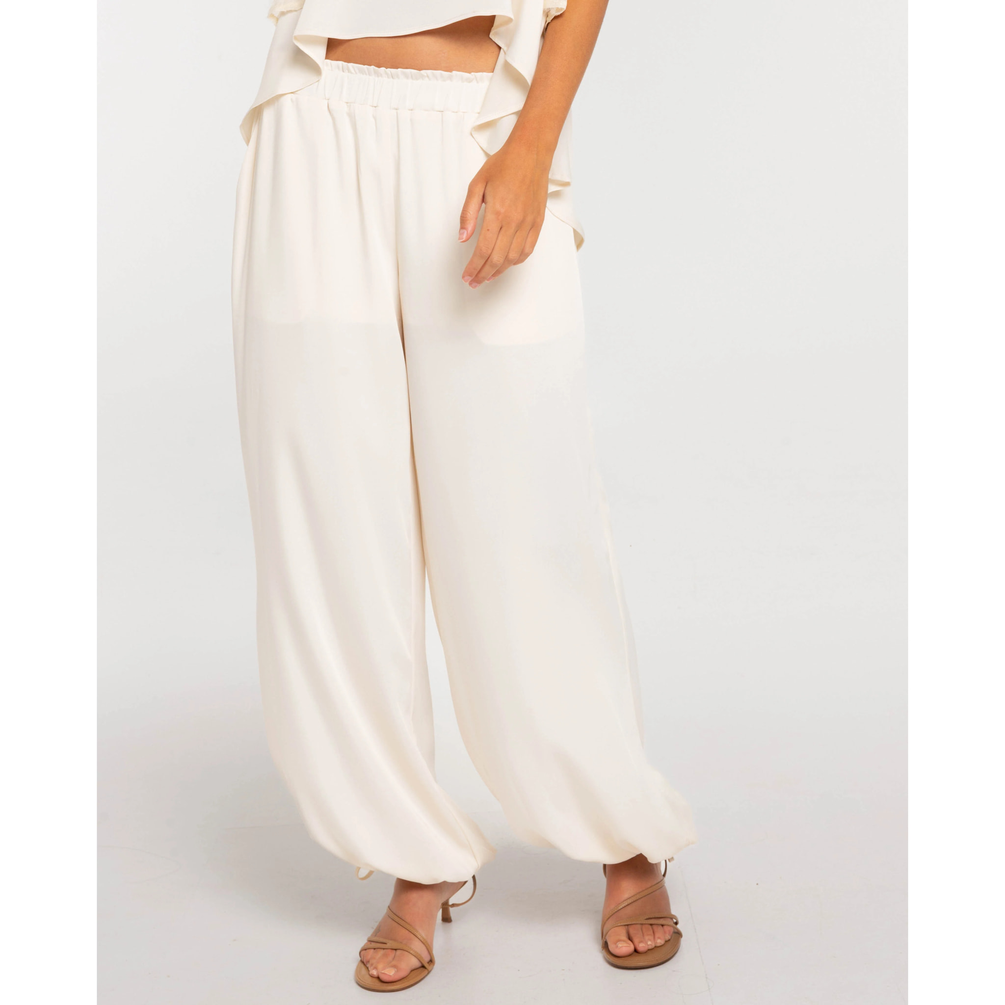 Pantalón ancho de mujer con bajo fruncido