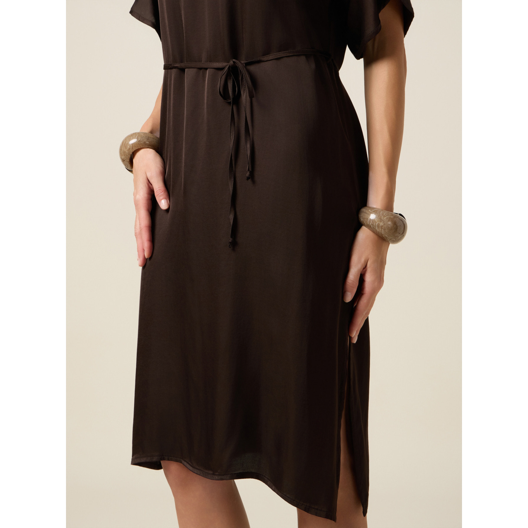 Oltre - Vestito in raso con cintura - Marrone