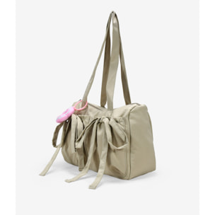 Bolso de hombro beige en nailon con charms