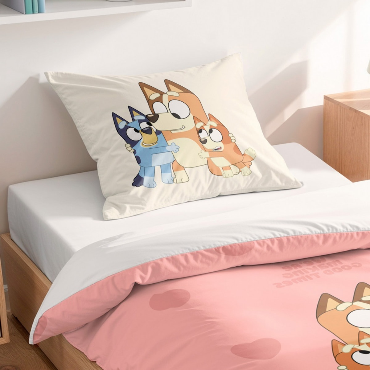 Funda cojin BLUEY con relleno 45x45 .