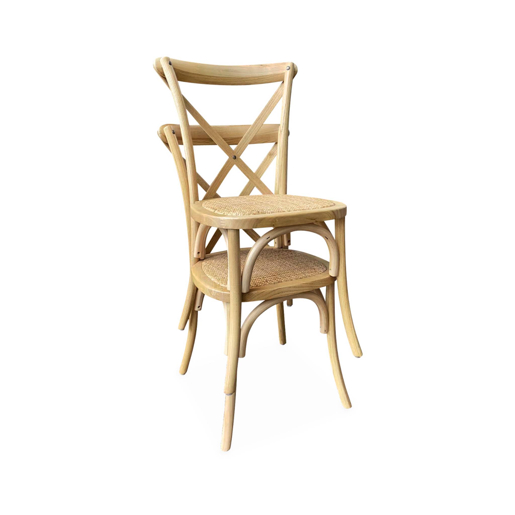 Lot de 2 chaises de bistrot en bois de cédrèle naturel. vintage. assise en rotin. empilables