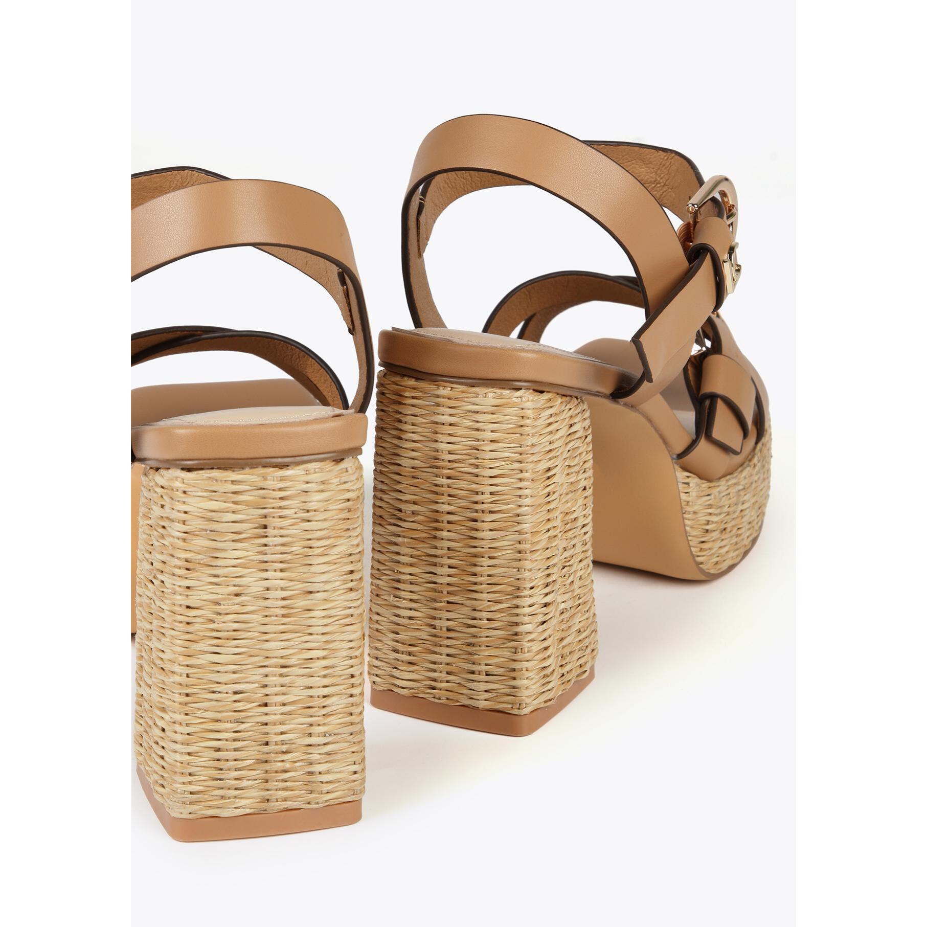 Sandali con tacco e fibbie