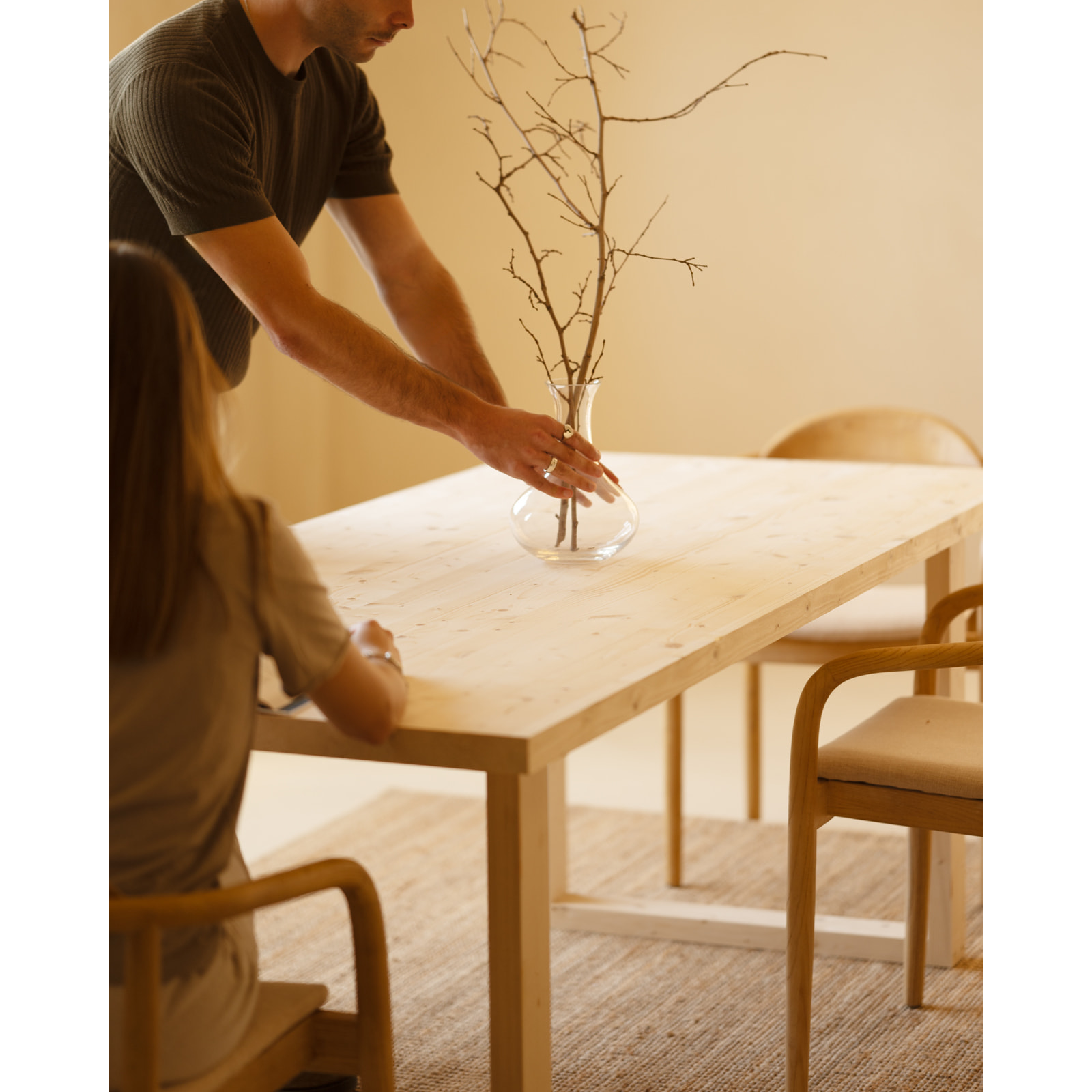 Mesa de comedor de madera maciza en tono natural de varias medidas