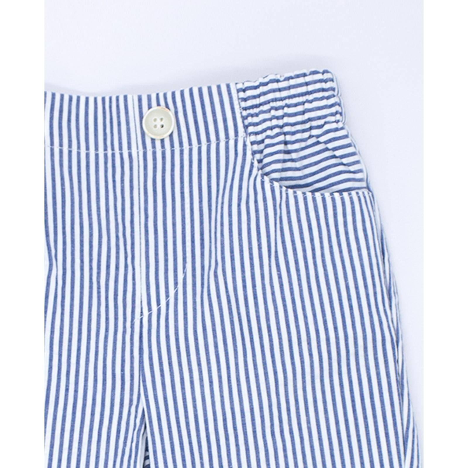 Pantalón de rayas azul, con botones y bragueta.