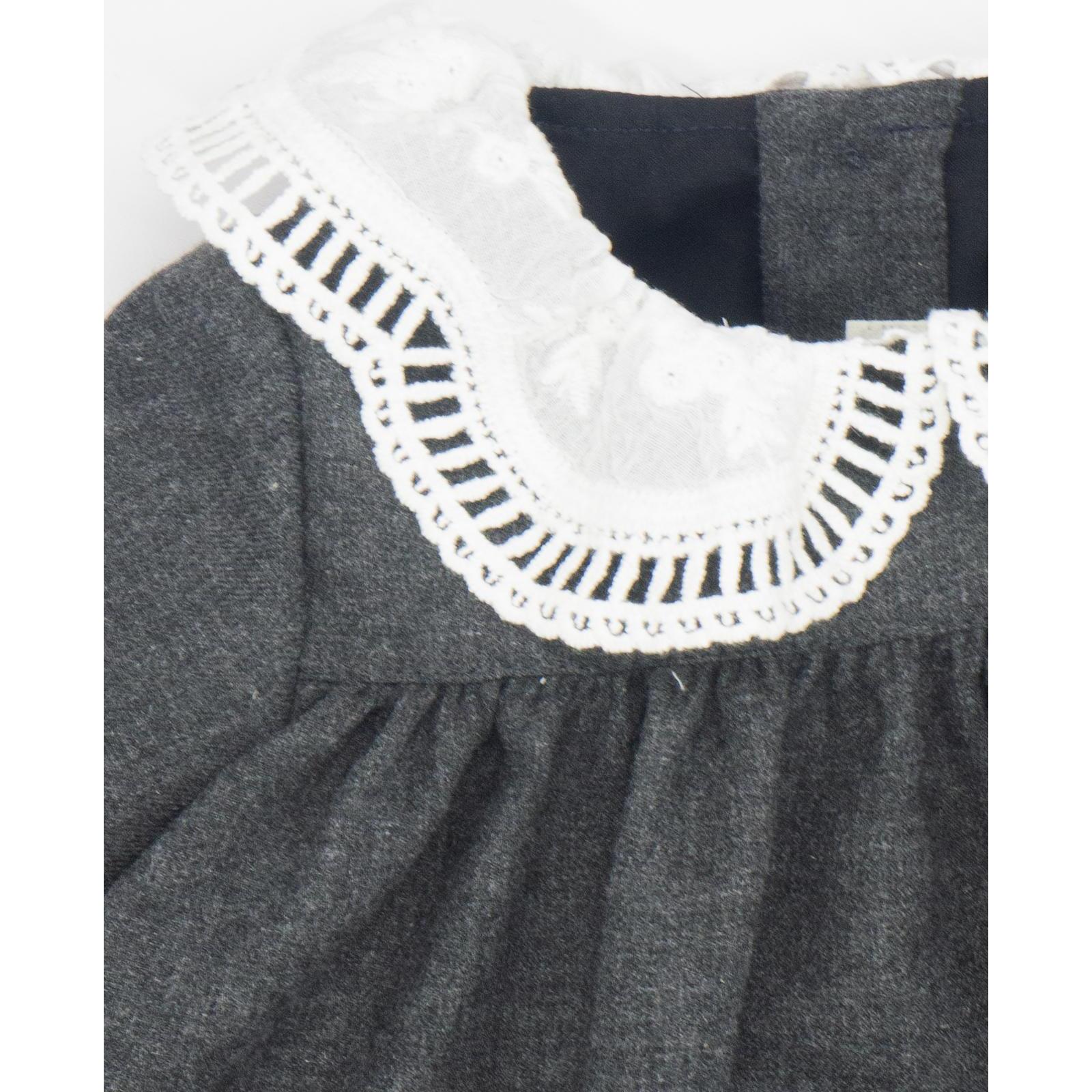 Vestido de franela gris con cuello y mangas blanco