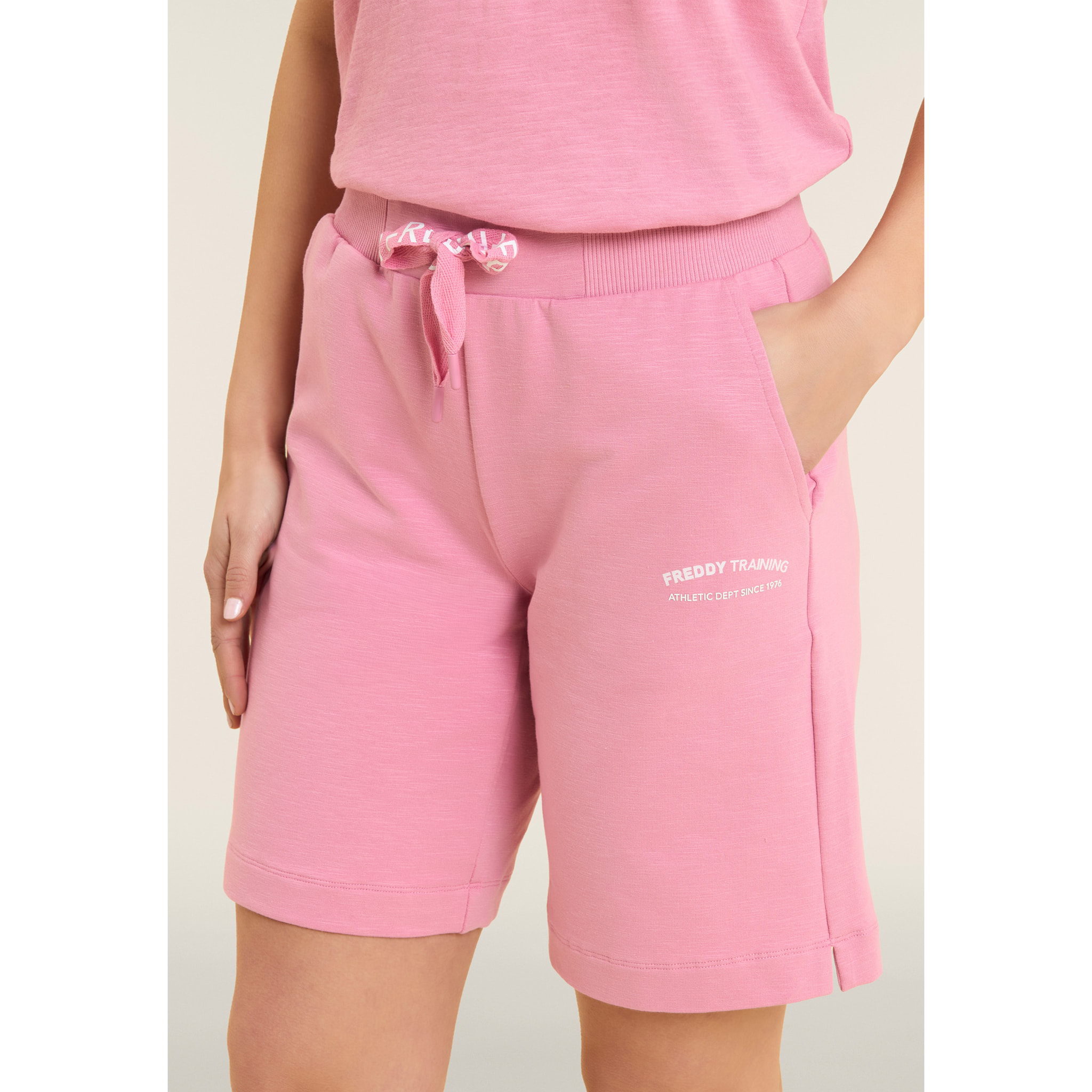 Pantaloni Corti con Spacchi Laterali in Tessuto Fiammato