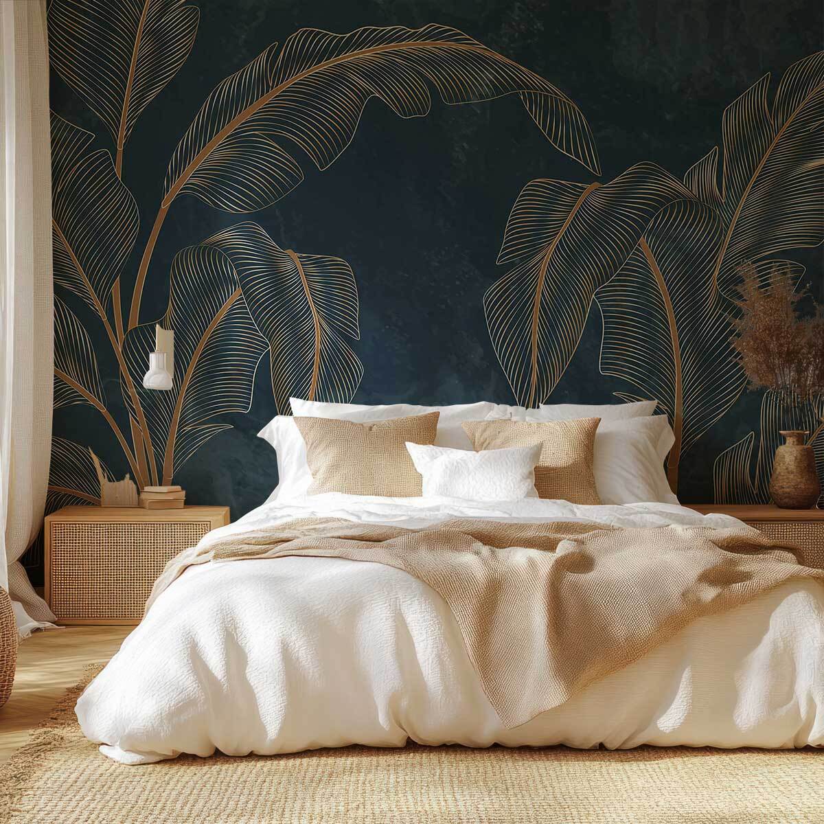 Papier peint tropical chic feuilles dorées fond bleu nuit Intissé