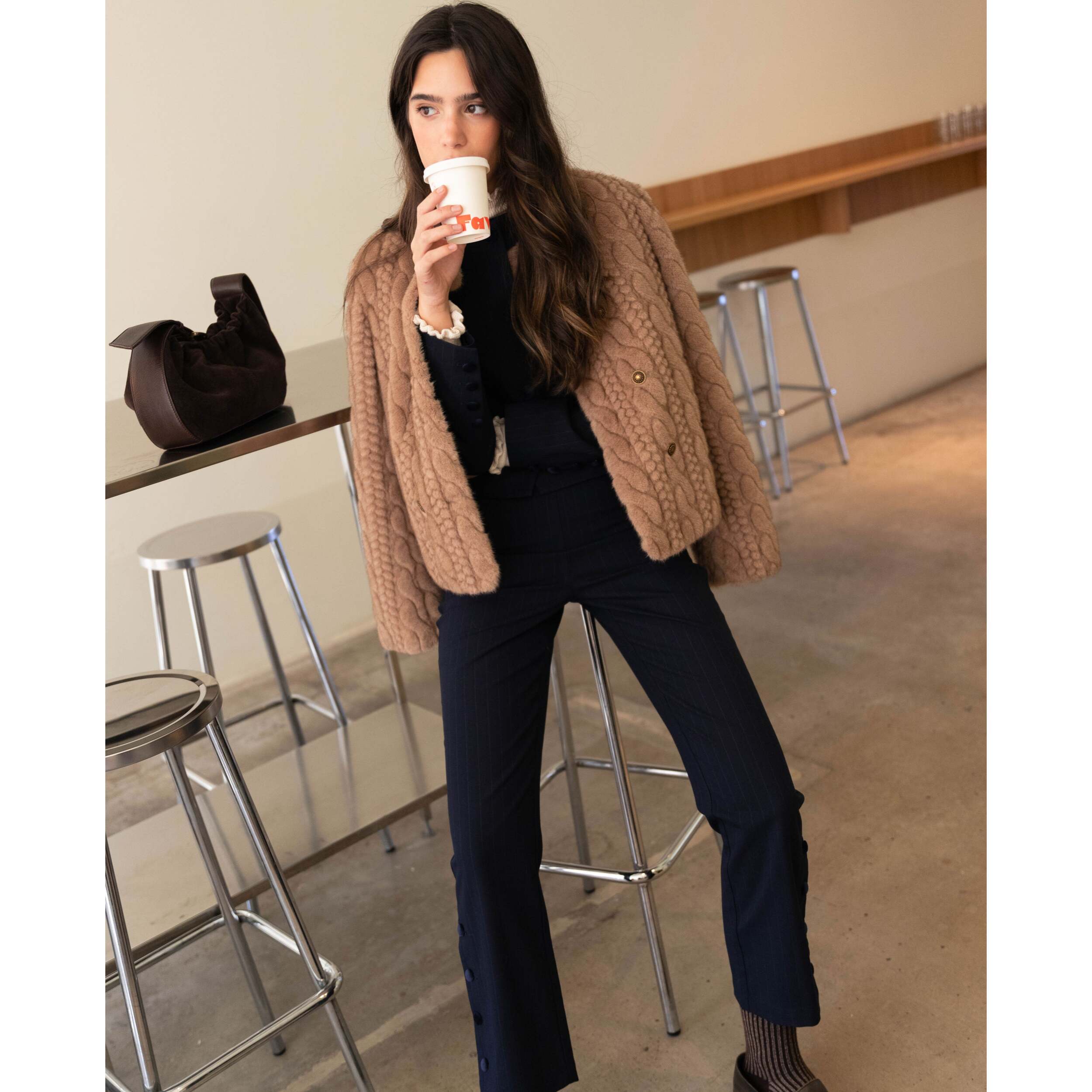 Chaqueta corta de pelo con doble abotonadura de mujer