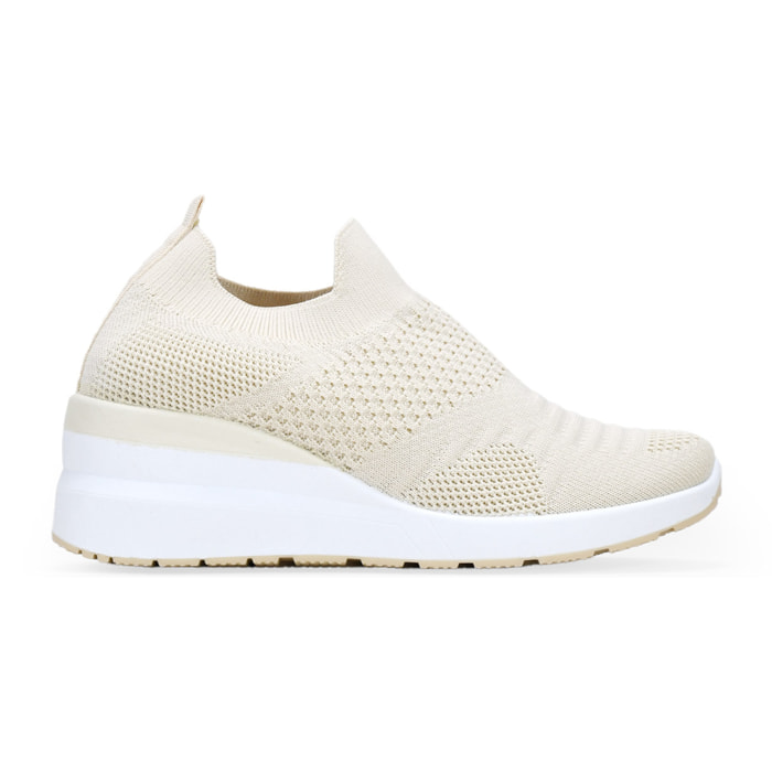 Zapatillas de tela beige con cuña