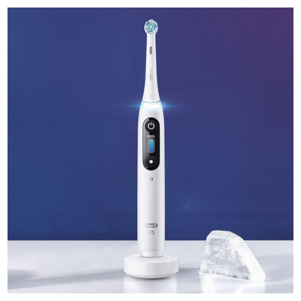 Oral-B iO 8N - Avec Etui de Voyage et Porte Brossette - Blanche - Brosse À Dents Électrique