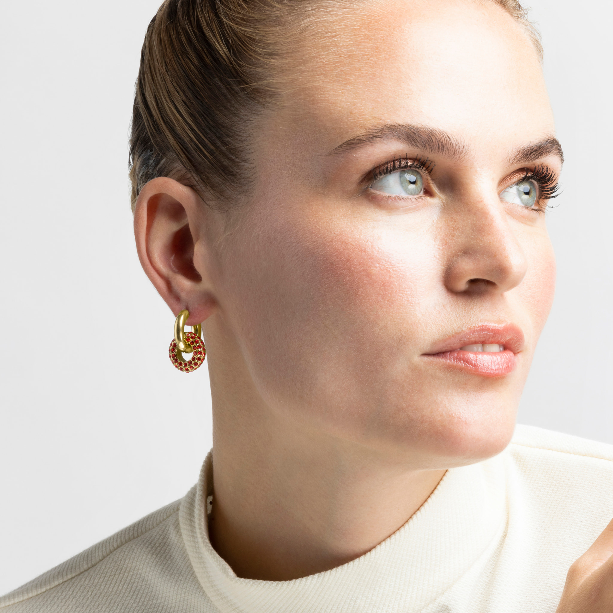 Pendientes con Cristal Rojo acabado oro 18k