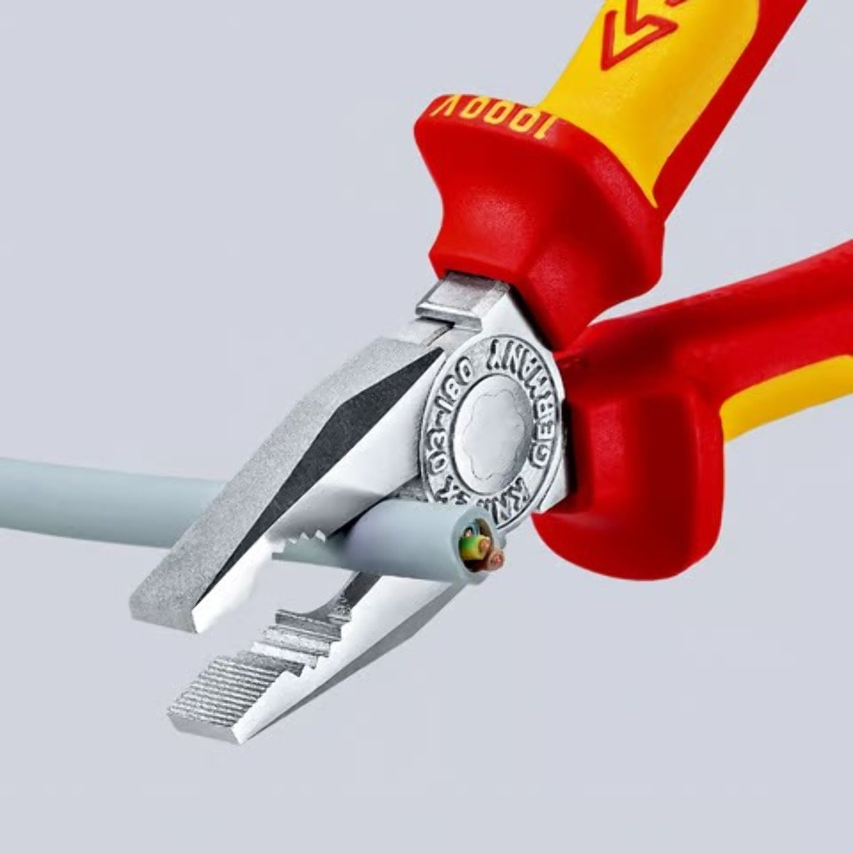 Pince universelle 180mm avec tranchant - Bi-matière - Chromée - Isolée 1000V - KNIPEX - 03 06 180