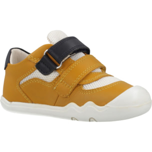 Zapatillas Niño de la marca GEOX  modelo B STEPPIEUP AMARILLO