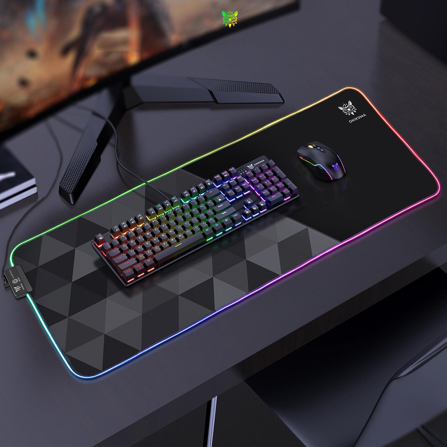 Tappetino per mouse Onikuma Gaming con luci LED RGB statiche e dinamiche. Dimensioni 79x30cm.